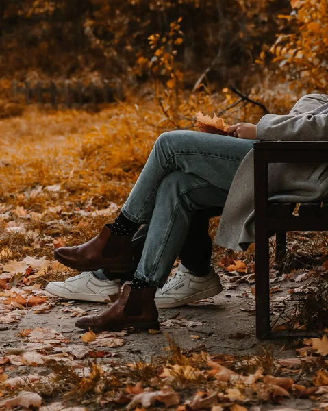 Close Young Couple Feet Sitting Bench Looking Fall Season — Fotografia de Stock