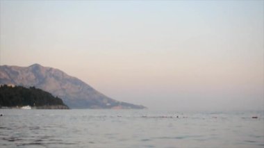 Karadağ 'ın Budva plajındaki dağların oluşturduğu Horizon deniz manzarası