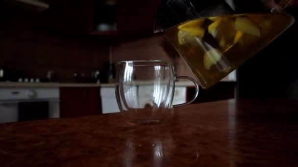 Ktoś Robi Herbatę Wlewając Szklanego Kubka Przezroczystego Czajnika Domowej Kuchni — Wideo stockowe