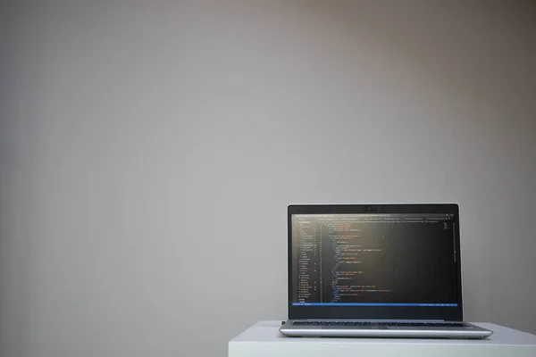 关闭桌面上屏幕上有代码的打开的笔记本电脑 最小的内部 — 图库照片