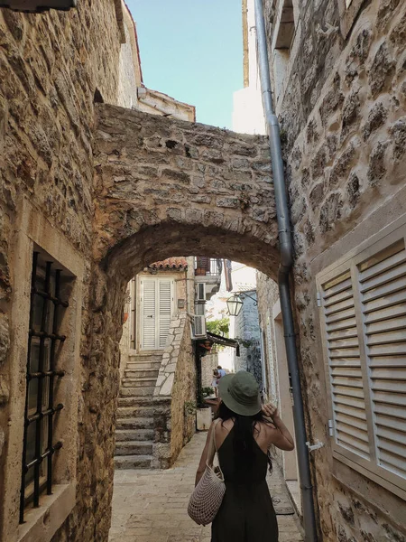 Young Woman Walking Tiny Street Stone Buildings Old Town Budva — Photo