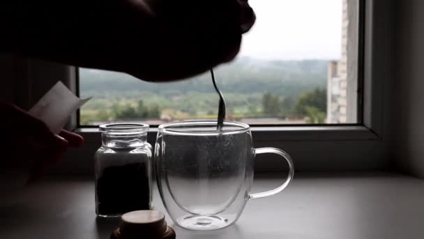 Homem está fazendo chá em teabag — Vídeo de Stock