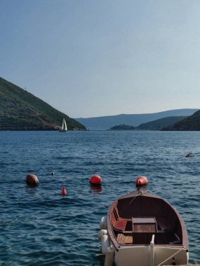 Karadağ 'ın Perast kentinde bir yaz günü tekneyle güzel bir deniz ve dağ manzarası
