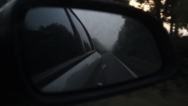 Oldalsó Kilátás Oldalkocsi Tükörből Kora Reggel Ködben — Stock videók