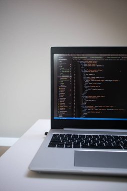 Masanın üstündeki ekranda kod olan açık dizüstü bilgisayarı kapat. İç kısım en düşük