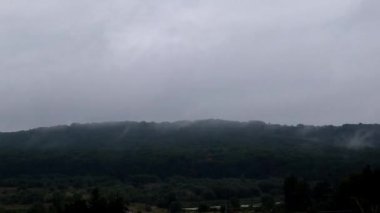 Kötü bir günde, bulutlu gökyüzünün zaman atlaması.