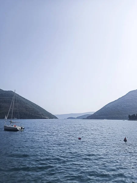 Karadağ 'ın Perast kentinde bir yaz günü tekneyle güzel bir deniz ve dağ manzarası