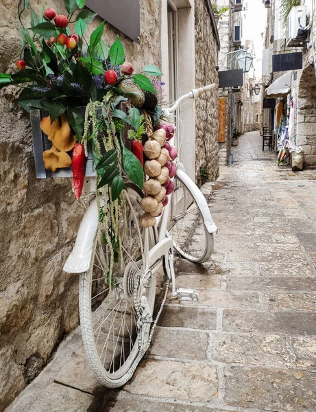 Magnifique Vélo Blanc Avec Des Légumes Dans Rue Étroite Vieille — Photo