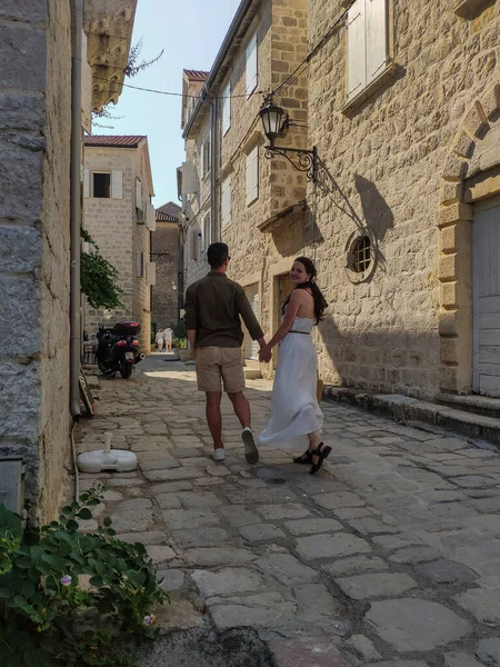 Beau Couple Promène Dans Une Rue Étroite Avec Des Plantes — Photo