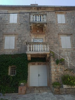 Karadağ 'ın Perast kentindeki güzel beyaz antik kapılar