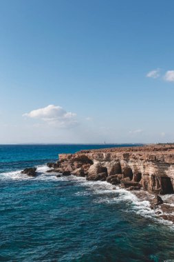 Kıbrıs Rum Kesimi 'nin Ayia Napa kentinde turkuaz su denizi bulunan milli parktaki Cape Greco yakınlarındaki deniz mağaralarının güzel manzarası. 