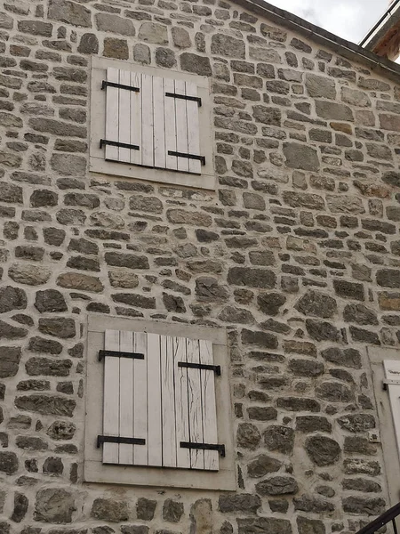Ein Schönes Holzfenster Auf Einer Steinmauer Der Altstadt Von Budva — Stockfoto