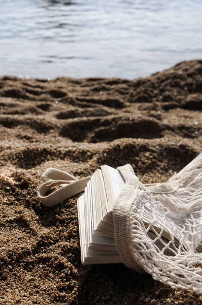 Saco Compras Malha Ecológica Livro Perto Mar Uma Praia Areia — Fotografia de Stock