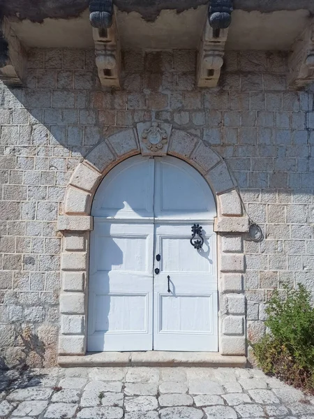 Belles Portes Blanches Anciennes Dans Vieille Ville Perast Monténégro — Photo