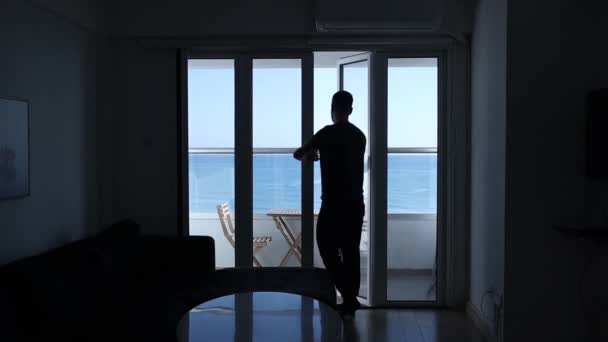 Hombre Abre Puertas Balcón Con Vistas Mar Disfruta Vista — Vídeo de stock