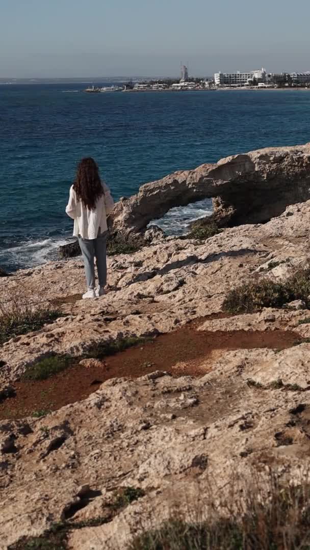 Eine Junge Unbeschwerte Frau Die Von Hinten Rande Der Meereshöhlen — Stockvideo