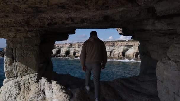 Homme Promène Assoit Dans Trou Dans Une Grotte Avec Une — Video