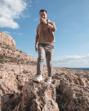 Genç adam Kıbrıs Rum Kesimi 'nin Ayia Napa kentindeki Cape Greco Dağı' nın önündeki çöl arazisine atlıyor.. 