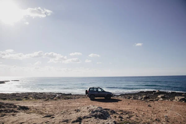 Samochód Jest Zaparkowany Skraju Morza Słoneczny Dzień Piękny Horyzont Morski — Zdjęcie stockowe