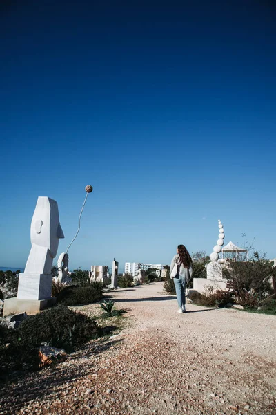 Ung Kvinna Går Skulpturparken Ayia Napa Nationalpark Cypern — Stockfoto