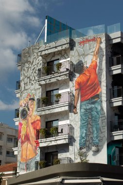 Larnaca, Kıbrıs - 25 Aralık 2021: Kıbrıs Rum Kesimi 'nin dışındaki cephe binasında modern sanat. 