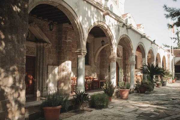 Hermoso Arco Con Linternas Macetas Iglesia Panagia Chrisopolitissa Larnaca Chipre — Foto de Stock