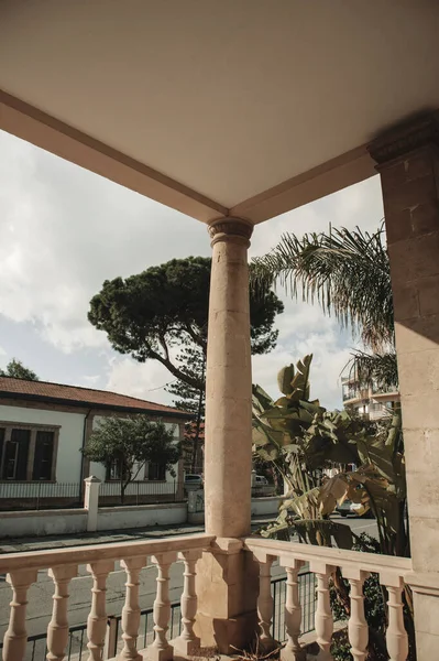 Old Building Columns Balcony Tropical Plants Larnaca Cyprus — Stockfoto