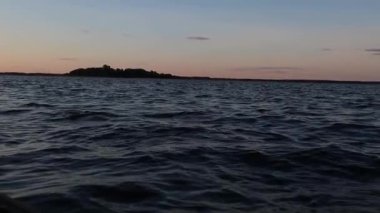 Gün batımında dalgaların sessiz manzarası