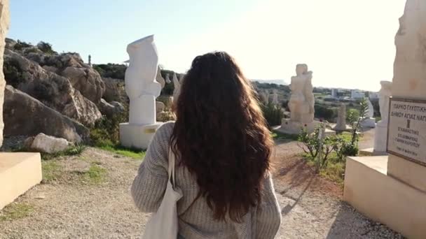 塞浦路斯阿亚 2021年12月26日 一名年轻女子正在国家公园的雕塑公园散步 — 图库视频影像