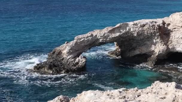 Prachtige Zeegezicht Met Zeegrot Boog Liefdesbrug Ayia Napa Cyprus — Stockvideo