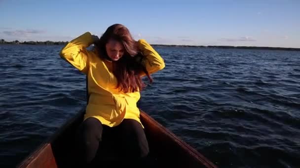 Sarı Yağmurluklu Genç Bir Kadın Tekneye Biniyor Kapüşon Takıyor — Stok video