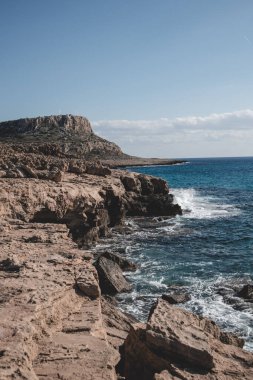 Kıbrıs Rum Kesimi 'nin Ayia Napa kentindeki Cape Greco dağının önünde göl denizi ve dalgaları ile güzel bir sahil.. 