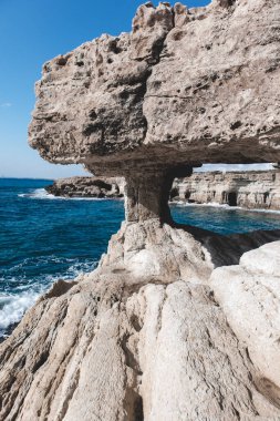 Kıbrıs Rum Kesimi 'nin Ayia Napa kentinde turkuaz su denizi bulunan milli parktaki Cape Greco yakınlarındaki bir mağaradan deniz mağaralarının güzel manzarası. 