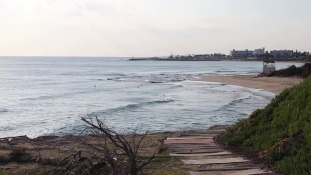 Drewniany Chodnik Piaszczystej Plaży Nad Morzem Słoneczny Dzień Ayia Napa — Wideo stockowe