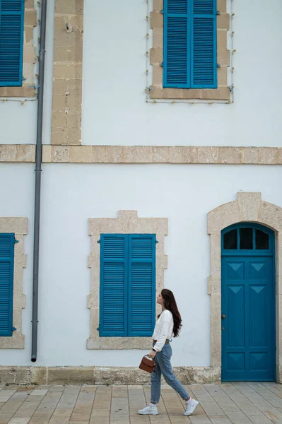 Une Jeune Femme Marche Près Beau Bâtiment Avec Des Portes — Photo