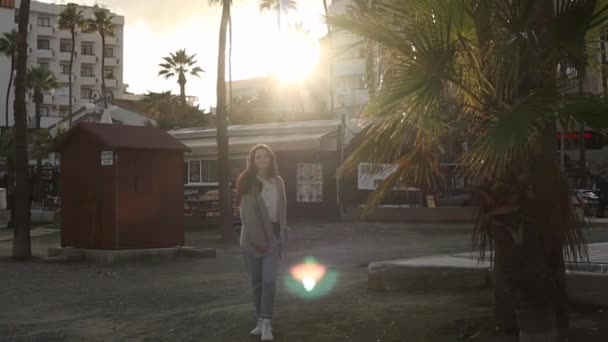 Молодая Счастливая Улыбающаяся Женщина Бежит Перед Закатом Контурный Свет — стоковое видео