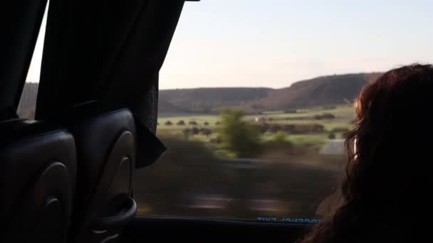 Una Joven Con Una Máscara Médica Está Viajando Autobús Mirando — Vídeo de stock