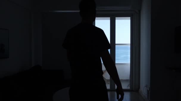 Uomo Chiude Jalousie Con Vista Sul Mare Nell Appartamento — Video Stock