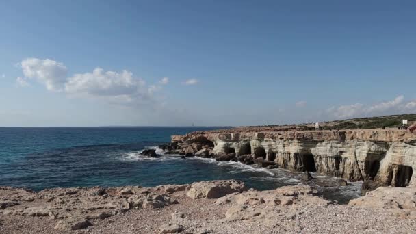 Homme Marche Devant Une Belle Vue Sur Les Grottes Marines — Video