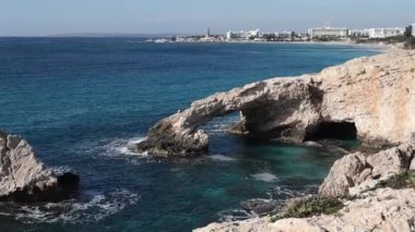 Kıbrıs Rum Kesimi Ayia Napa 'da deniz mağarası kemerli güzel deniz manzaralı aşk köprüsü.