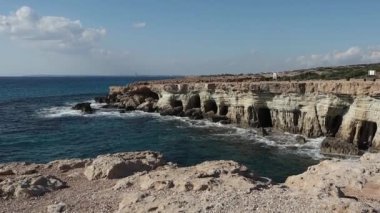Kıbrıs Rum Kesimi 'nin Ayia Napa kentinde turkuaz su denizi bulunan milli parktaki Cape Greco yakınlarındaki deniz mağaralarının güzel manzarası. 