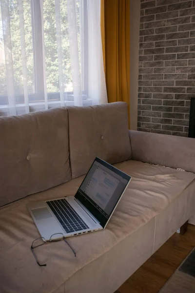 Laptop Aberto Está Deitado Sofá Com Óculos Durante Dia Trabalho — Fotografia de Stock