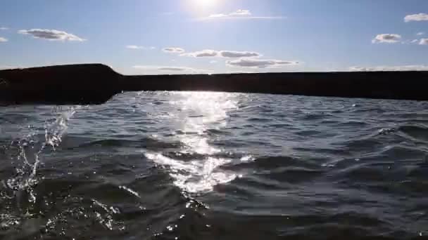 Navegar Lago Con Plantas Agua Día Soleado Verano Antiguo Paseo — Vídeo de stock
