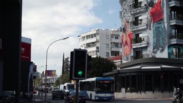 Ларнака Кіпр Грудня 2021 Транспорт Дорозі Перед Сучасним Мистецтвом Фасаді — стокове відео