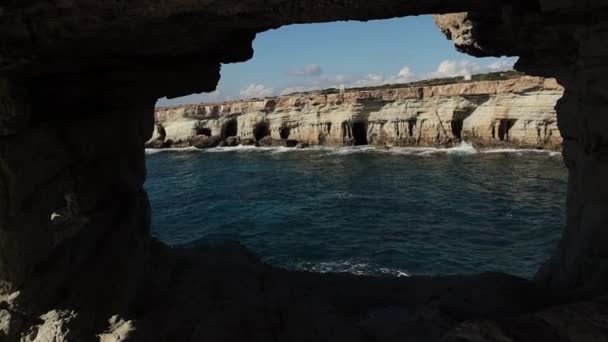 Agujero Una Cueva Con Una Hermosa Vista Del Mar Cerca — Vídeos de Stock