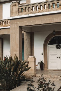 Kıbrıs Rum Kesimi 'nin Larnaka kentindeki sütunları, balkonu ve tropikal santralleri olan modern yerleşim yerleri. 