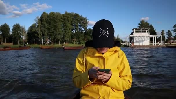 Junge Frau Gelbem Regenmantel Und Schirmmütze Die Auf Einem Boot — Stockvideo