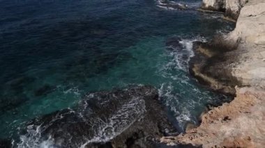 Kıbrıs Rum Kesimi Ayia Napa 'da deniz mağarası kemerli güzel deniz manzaralı aşk köprüsü.