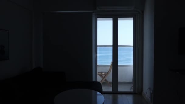 Уютное Место Балконе Морским Фоном Темная Комната Силуэт — стоковое видео