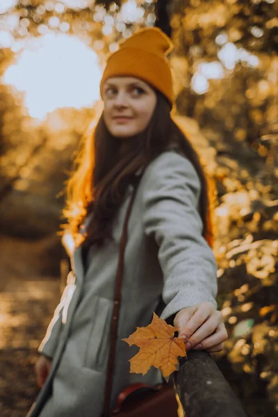 Young Girl Standing Alone Street Sunny Rays Holding Maple Leaf — Fotografia de Stock